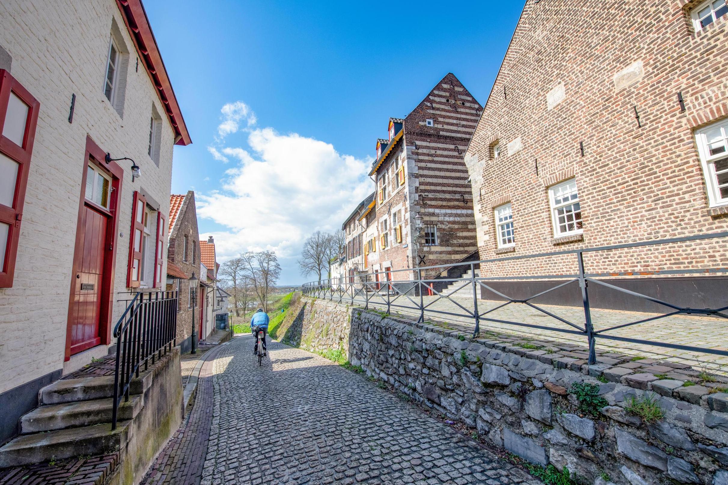 In wielerhistorie gedrenkte Maasberg in Elsloo daagt fietsers sinds jaar en dag uit en keert terug i